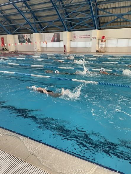 Spor Okulları Yüzme Antrenmanları Yoğun Tempoyla Sürüyor