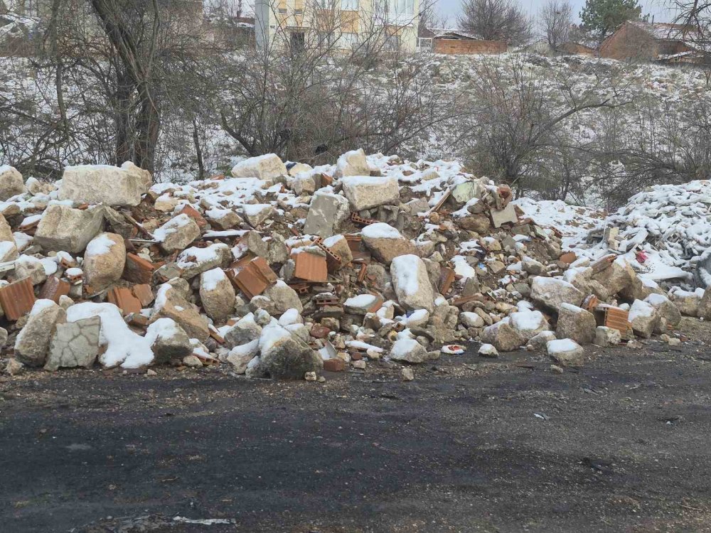 Boş Araziye Bırakılan Atıklar Tepeler Oluşturdu