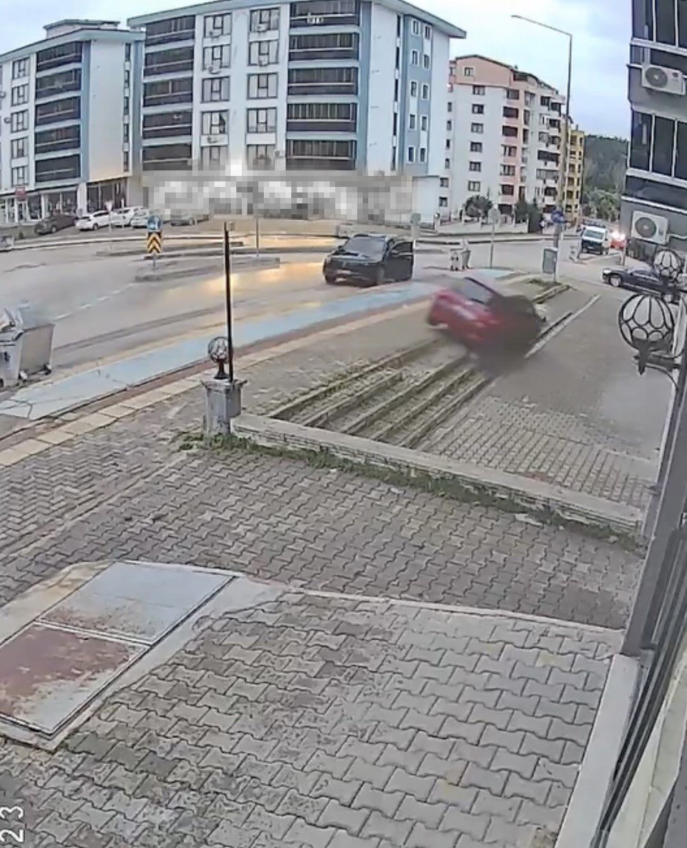 Direksiyon Dersinde Fren Yerine Gaza Bastı! Otomobil Dükkânın Önüne Uçtu