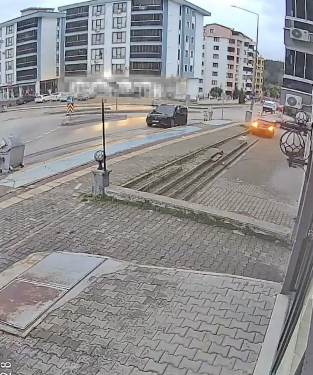 Direksiyon Dersinde Fren Yerine Gaza Bastı! Otomobil Dükkânın Önüne Uçtu