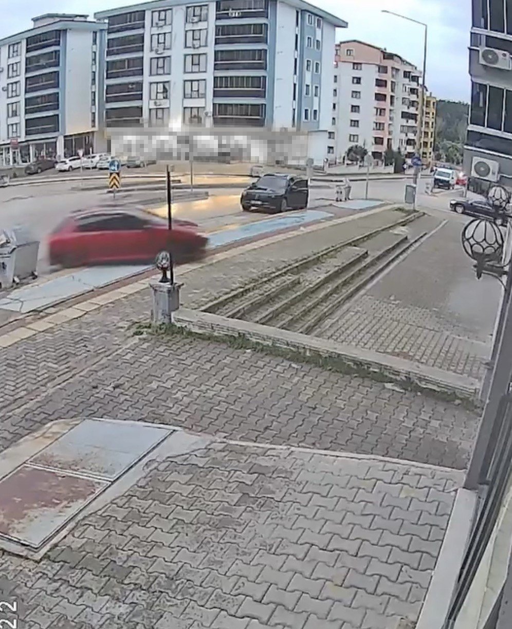 Direksiyon Dersinde Fren Yerine Gaza Bastı! Otomobil Dükkânın Önüne Uçtu