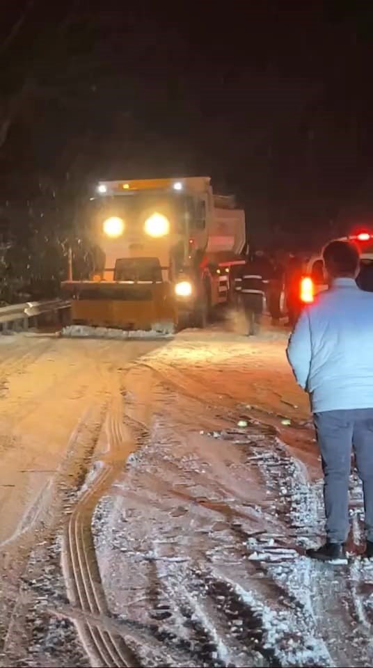 Kar Yağışı Nedeniyle 20 Araç Yolda Mahsur Kaldı