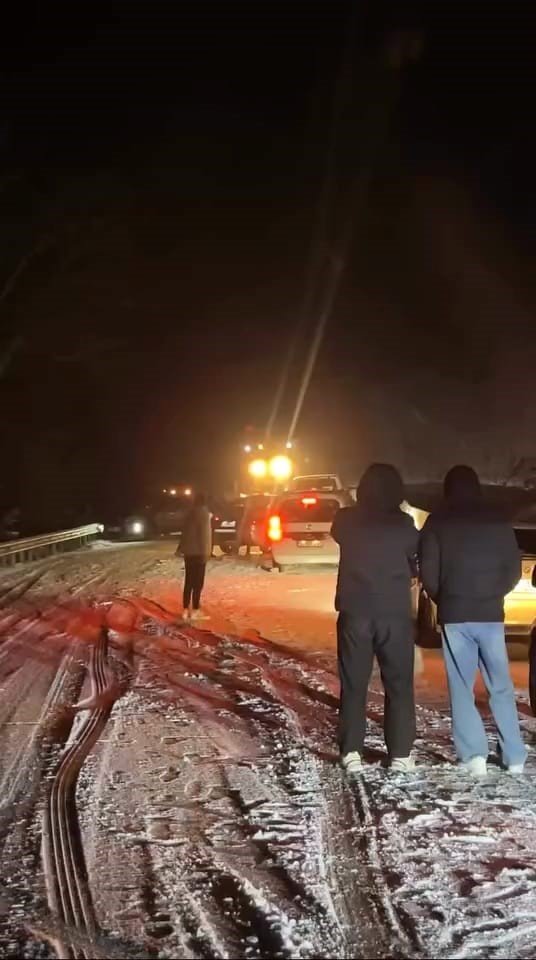 Kar Yağışı Nedeniyle 20 Araç Yolda Mahsur Kaldı