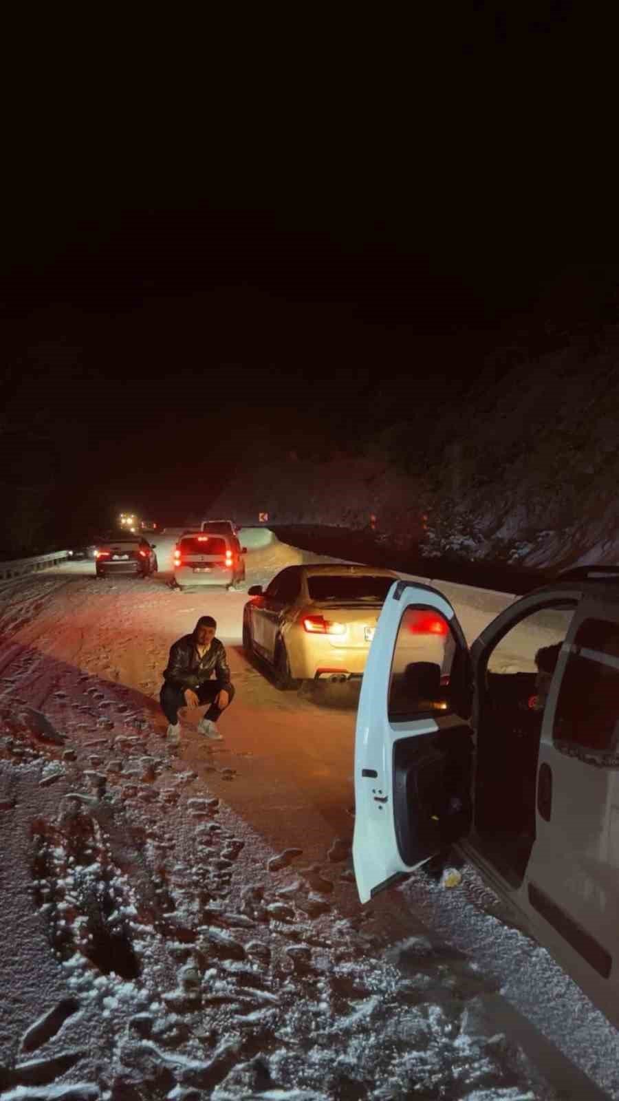 Kar Yağışı Nedeniyle 20 Araç Yolda Mahsur Kaldı