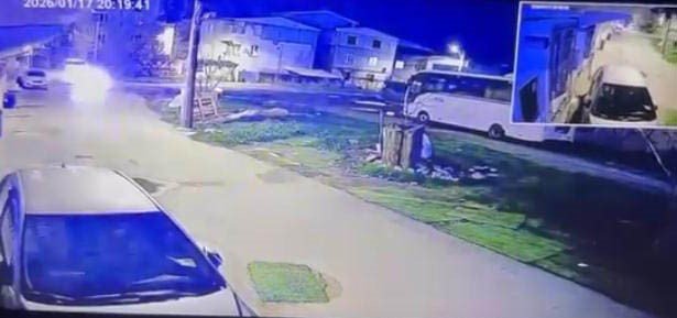 Park Halindeki Otomobile Çarpıp Kaçtı