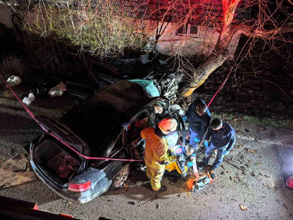 Kontrolden Çıkan Araç Ağaca Çarptı! 2 Kişi Öldü 2 Kişi Yaralandı