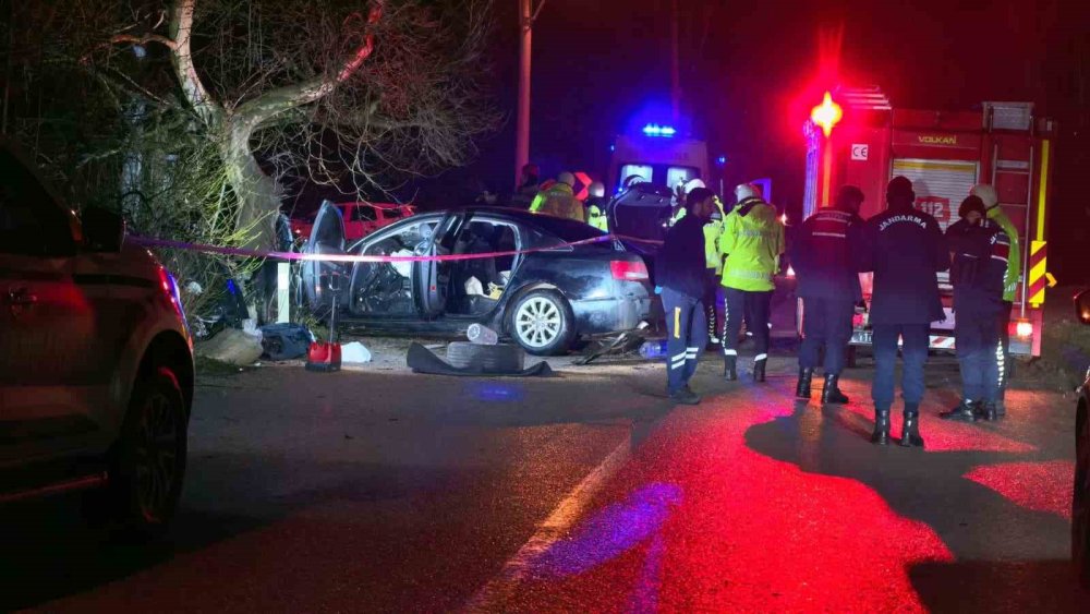 Kontrolden Çıkan Araç Ağaca Çarptı! 2 Kişi Öldü 2 Kişi Yaralandı