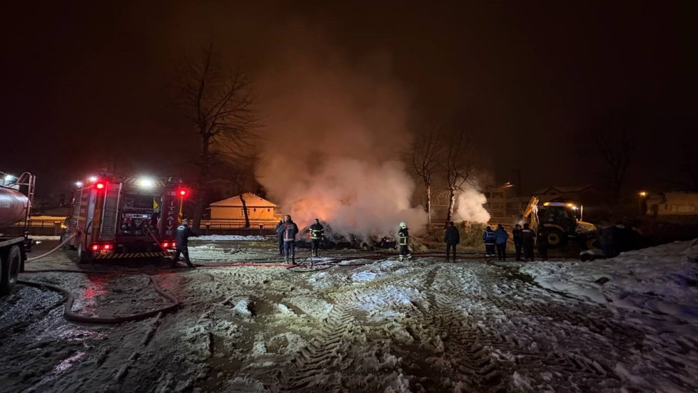Saman Yüklü Kamyon Alev Aldı, Uyuyan Sürücü Facianın Eşiğinden Döndü