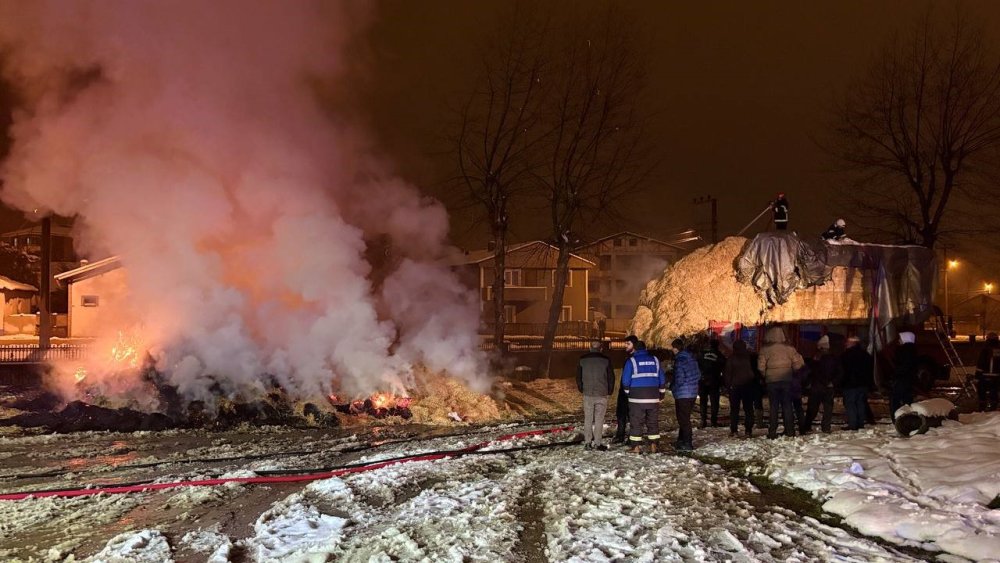 Saman Yüklü Kamyon Alev Aldı, Uyuyan Sürücü Facianın Eşiğinden Döndü