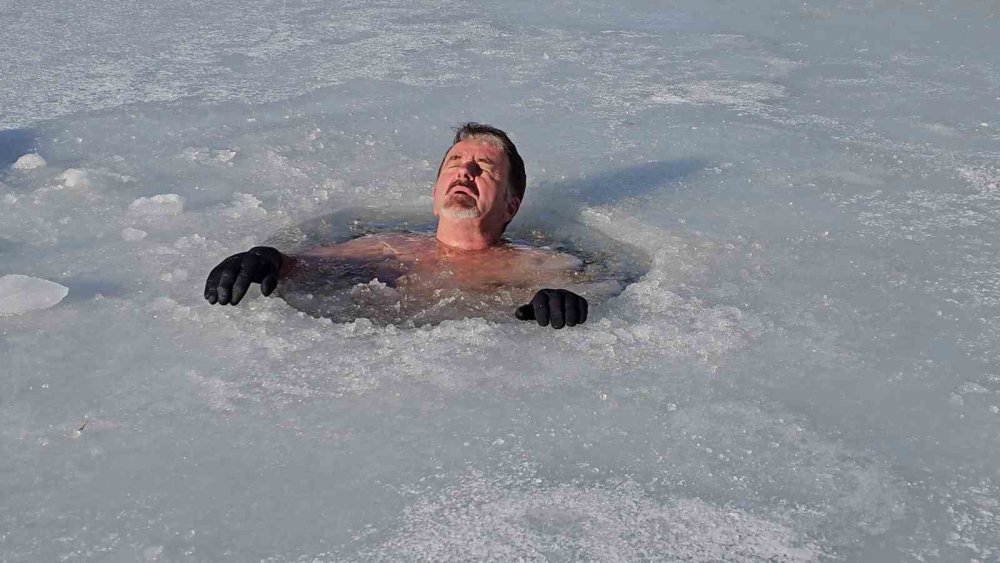 Üzerinde Çökertme Oynadığı, Buzu Kesip Suya Girdi