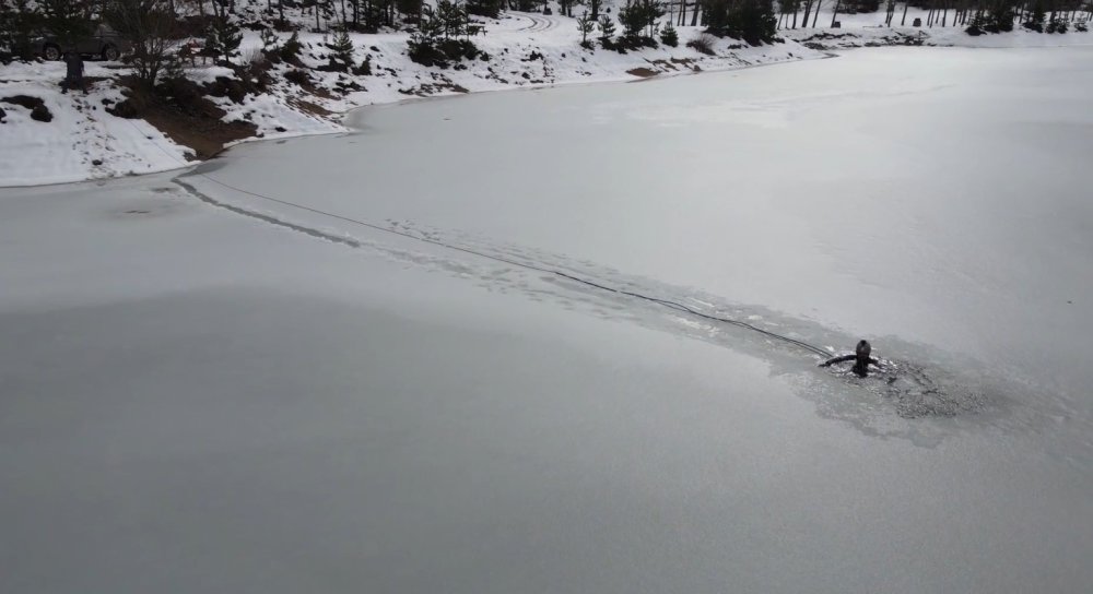 Üzerinde Çökertme Oynadığı, Buzu Kesip Suya Girdi