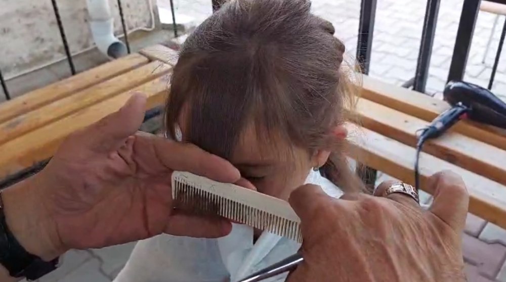 Hayırsever Kuaför Köylere Gidip Kız Çocuklarını Ücretsiz Tıraş Ediyor