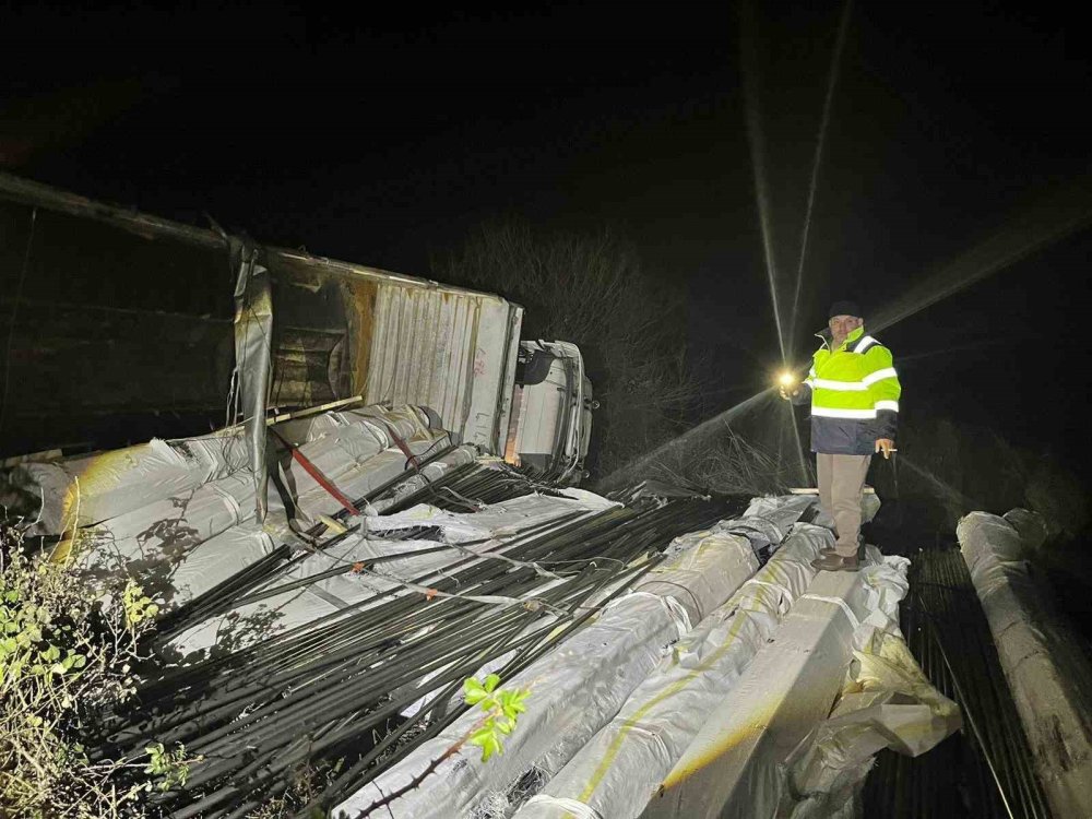 Kontrolden çıkan tır yan yattı!