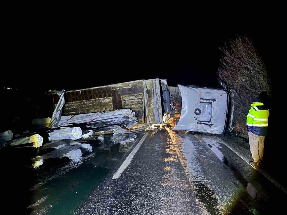 Kontrolden çıkan tır yan yattı!