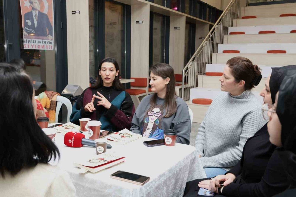 Kitapseverlerden Kolektif Okuma Etkinliği