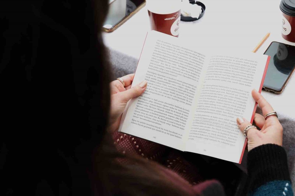 Kitapseverlerden Kolektif Okuma Etkinliği