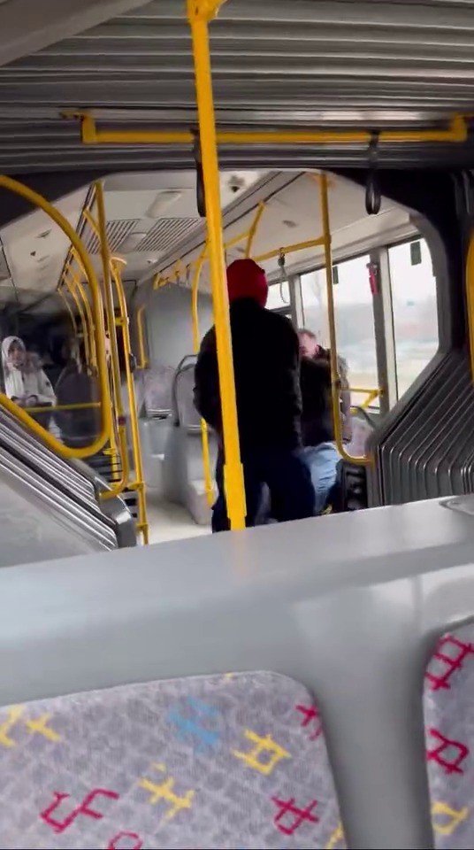 "Komutanıma Bıçak Çekmişti" Dediği Kişiyi Tekme Tokat Darp Etti