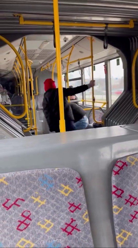 "Komutanıma Bıçak Çekmişti" Dediği Kişiyi Tekme Tokat Darp Etti