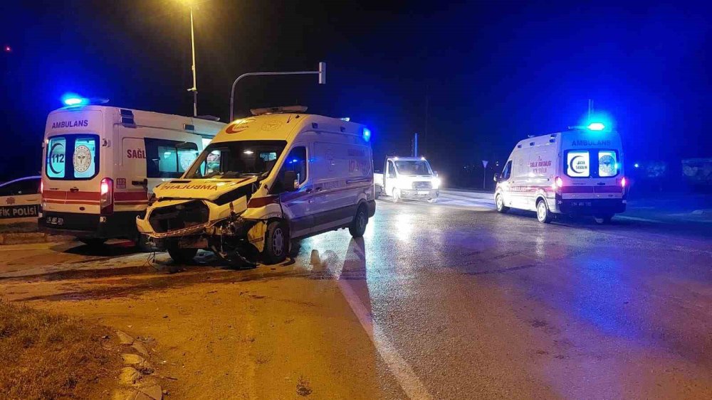 Hasta Taşıyan Ambulans İle Otomobil Çarpıştı 1 Kişi Yaralandı
