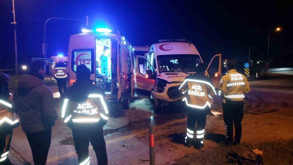 Hasta Taşıyan Ambulans İle Otomobil Çarpıştı 1 Kişi Yaralandı