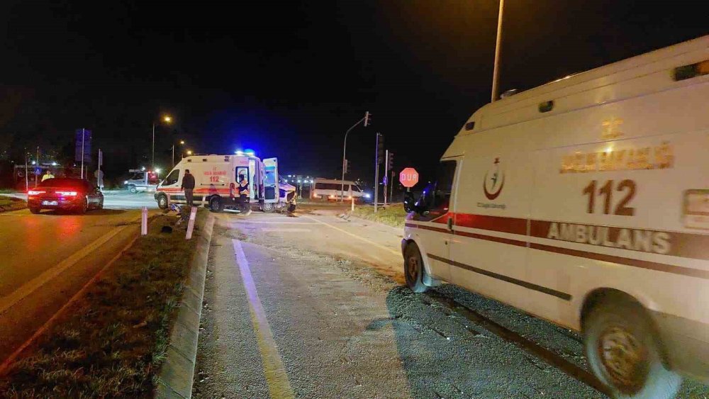 Hasta Taşıyan Ambulans İle Otomobil Çarpıştı 1 Kişi Yaralandı