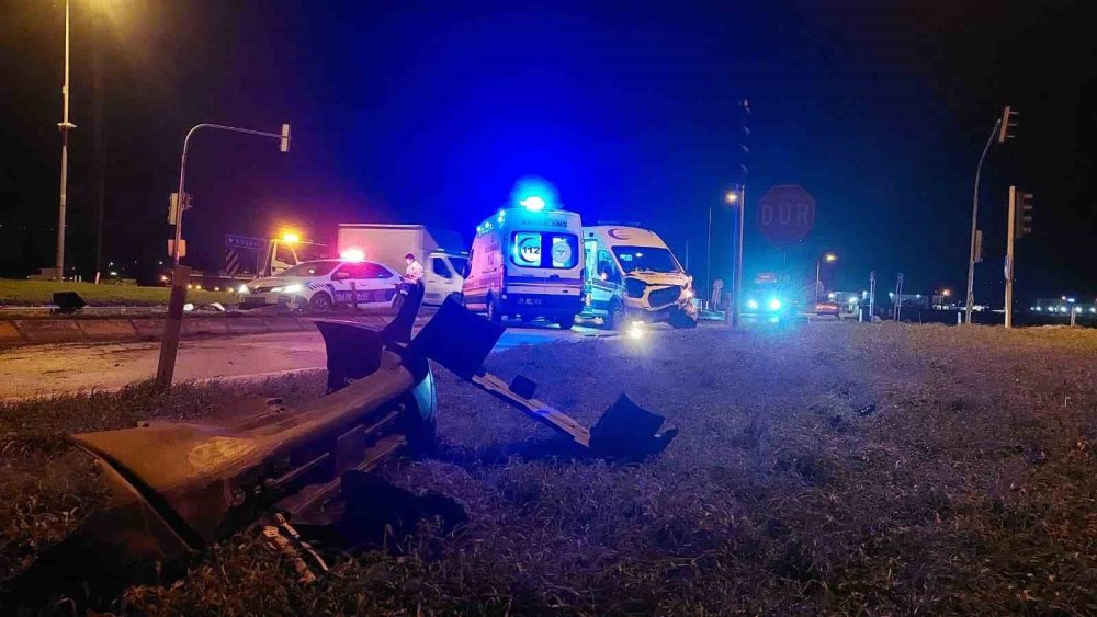 Hasta Taşıyan Ambulans İle Otomobil Çarpıştı 1 Kişi Yaralandı