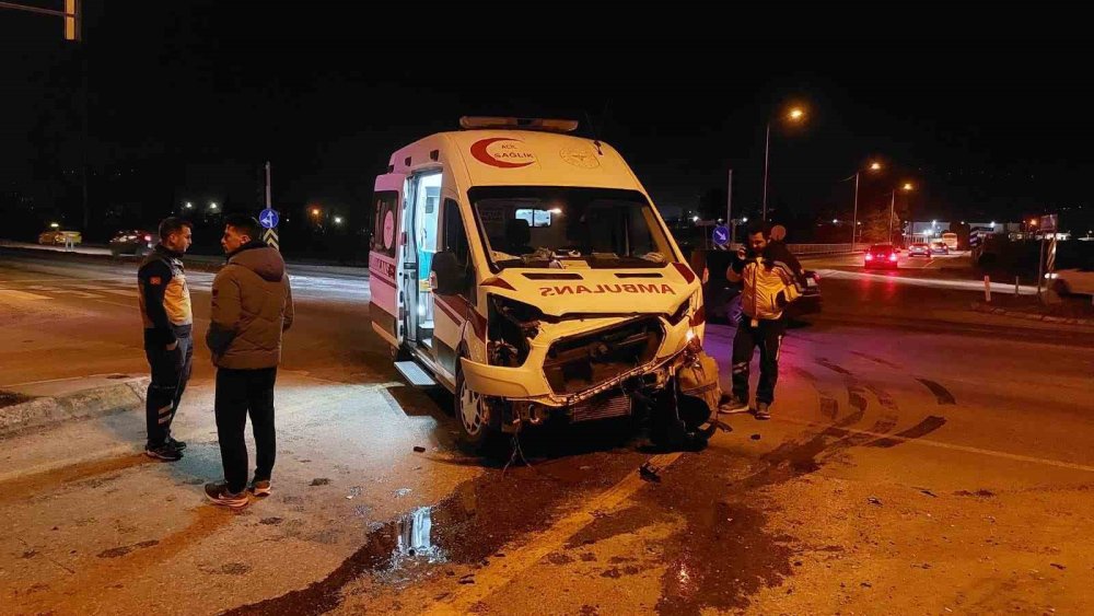 Hasta Taşıyan Ambulans İle Otomobil Çarpıştı 1 Kişi Yaralandı