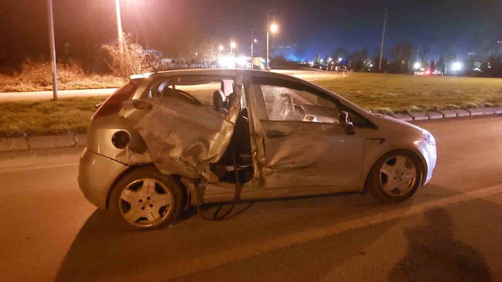 Hasta Taşıyan Ambulans İle Otomobil Çarpıştı 1 Kişi Yaralandı