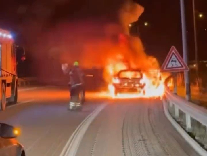 Seyir Halindeki Otomobil Alev Topuna Döndü