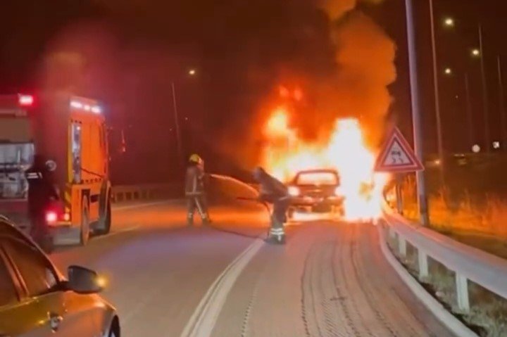 Seyir Halindeki Otomobil Alev Topuna Döndü