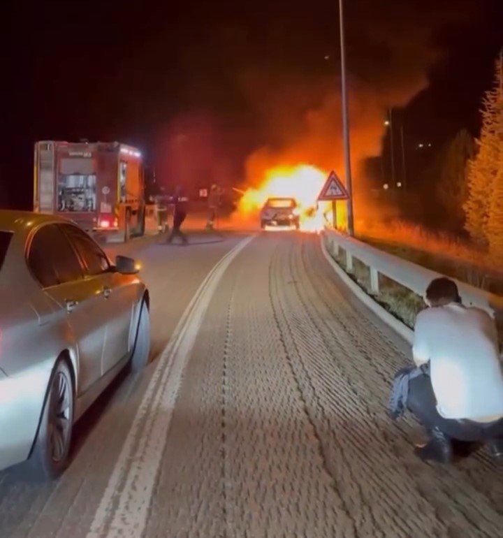 Seyir Halindeki Otomobil Alev Topuna Döndü