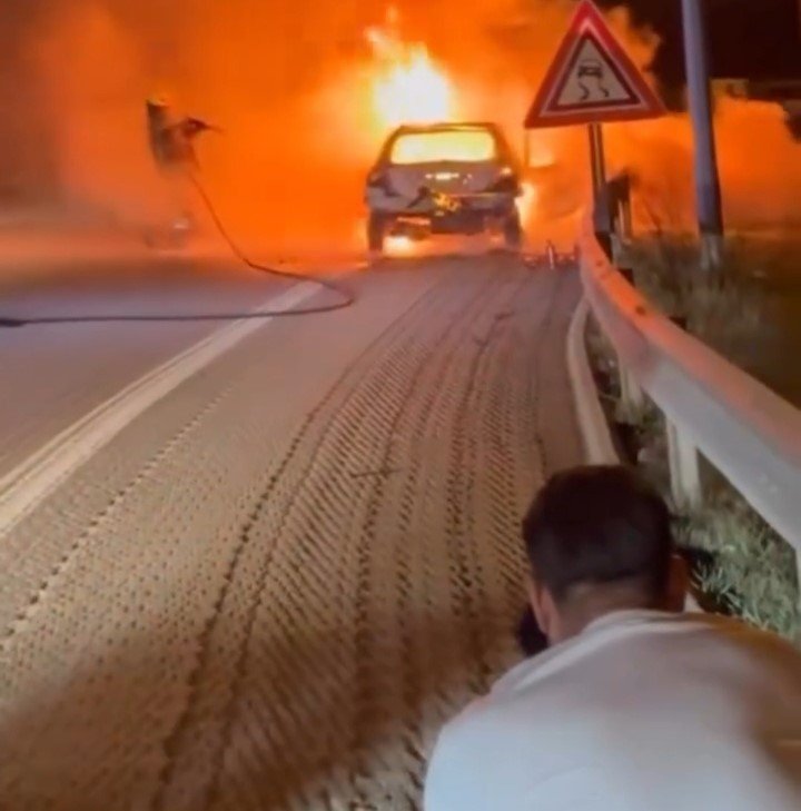 Seyir Halindeki Otomobil Alev Topuna Döndü