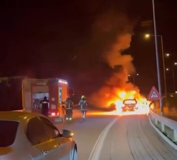 Seyir Halindeki Otomobil Alev Topuna Döndü