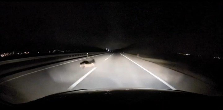 Yola Atlayan Tilkiye Araç Çarptı