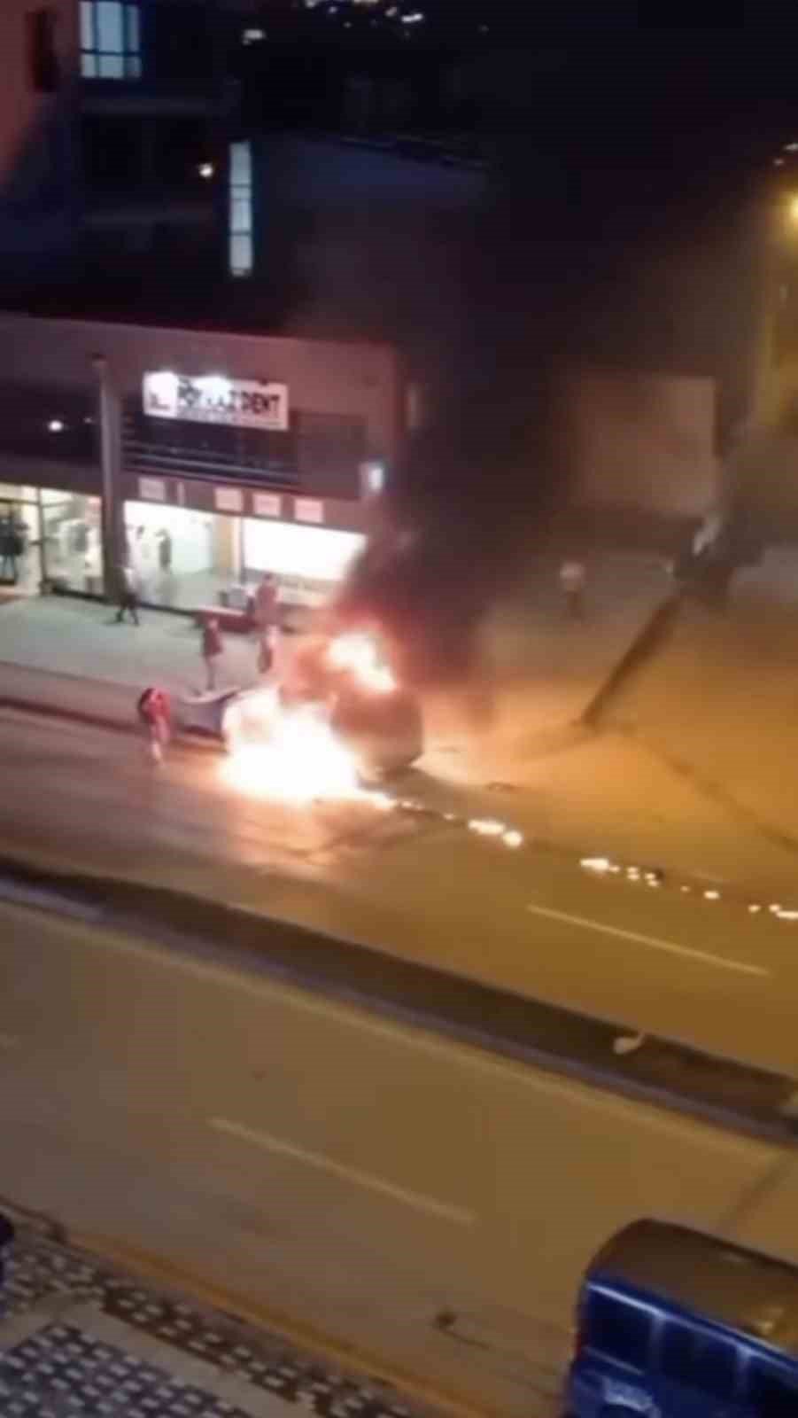 Araç Alev Aldı, Esnaf Yangın Tüpleriyle Koştu