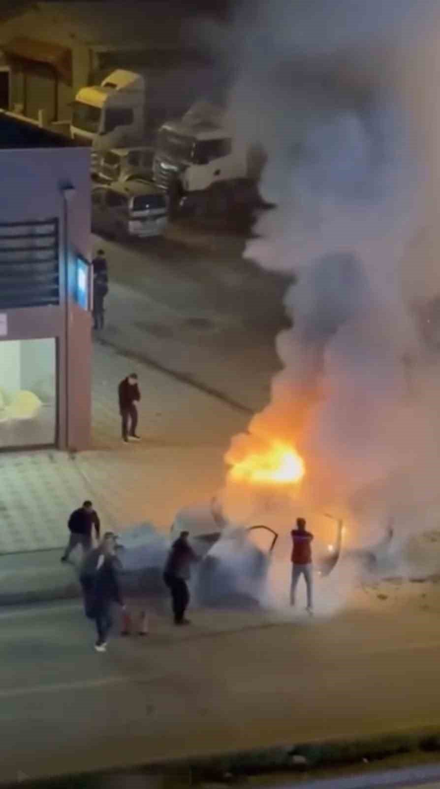 Araç Alev Aldı, Esnaf Yangın Tüpleriyle Koştu