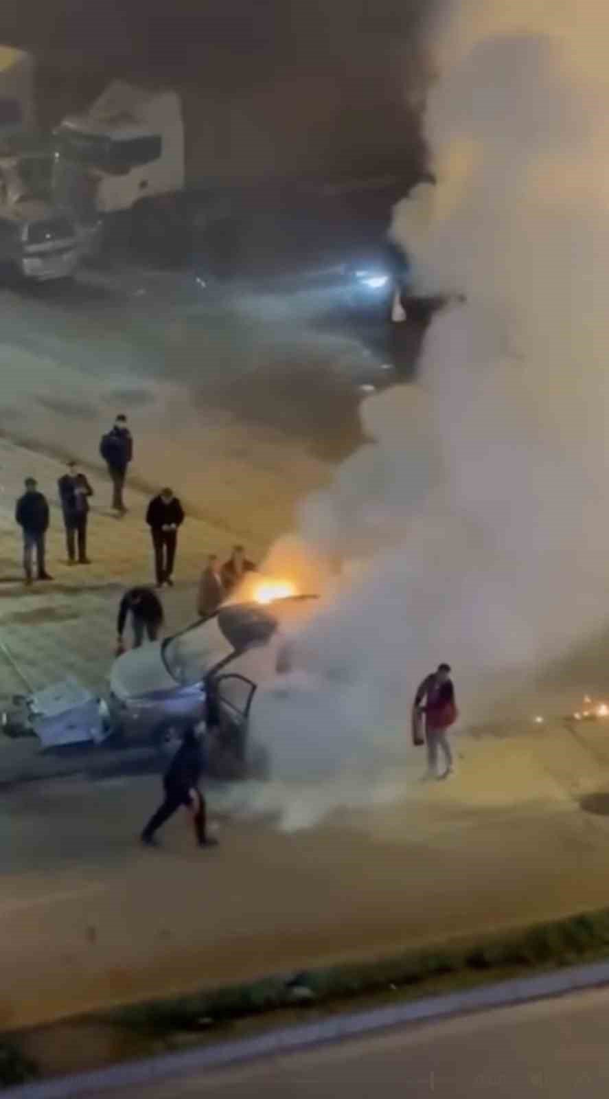 Araç Alev Aldı, Esnaf Yangın Tüpleriyle Koştu