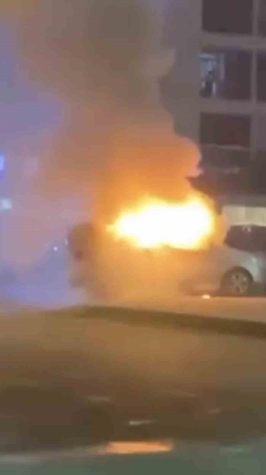 Araç Alev Aldı, Esnaf Yangın Tüpleriyle Koştu