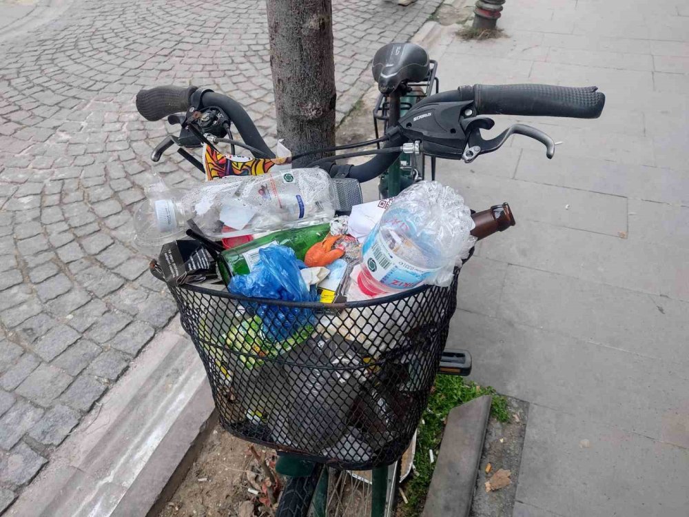 Aylardır Ağaca Kilitli Duran Bisikleti Çöp Kutusuna Çevirdiler