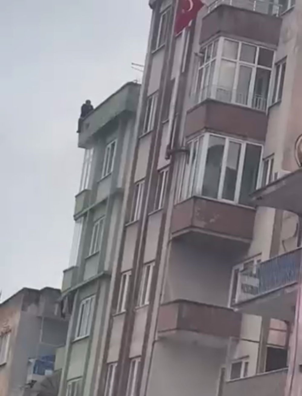 Eşiyle Kavga Edince Barışmak İçin İntihara Kalkıştı