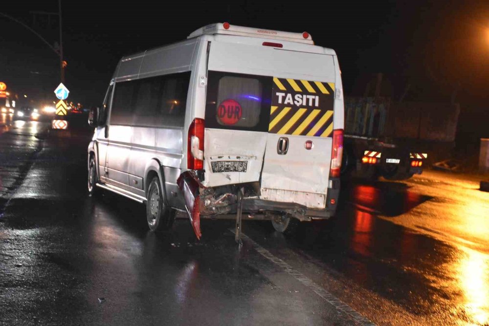Servis Minibüsüyle Çarpışan Otomobil Sürücüsü Kaçtı
