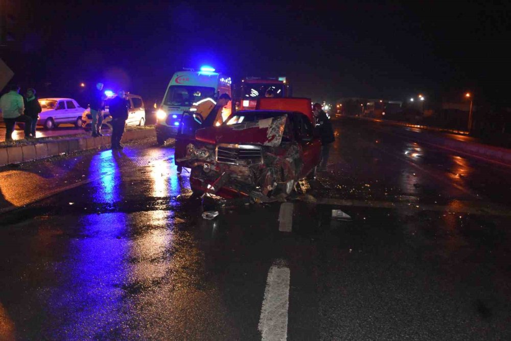 Servis Minibüsüyle Çarpışan Otomobil Sürücüsü Kaçtı