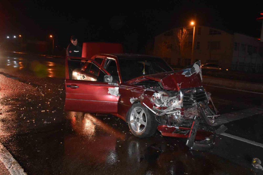 Servis Minibüsüyle Çarpışan Otomobil Sürücüsü Kaçtı