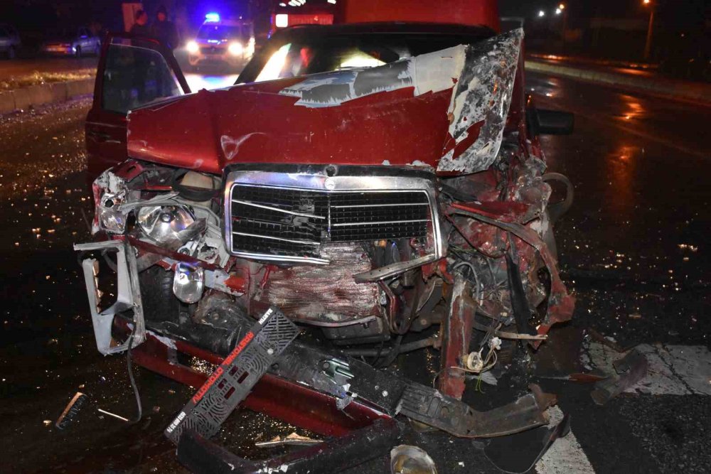 Servis Minibüsüyle Çarpışan Otomobil Sürücüsü Kaçtı