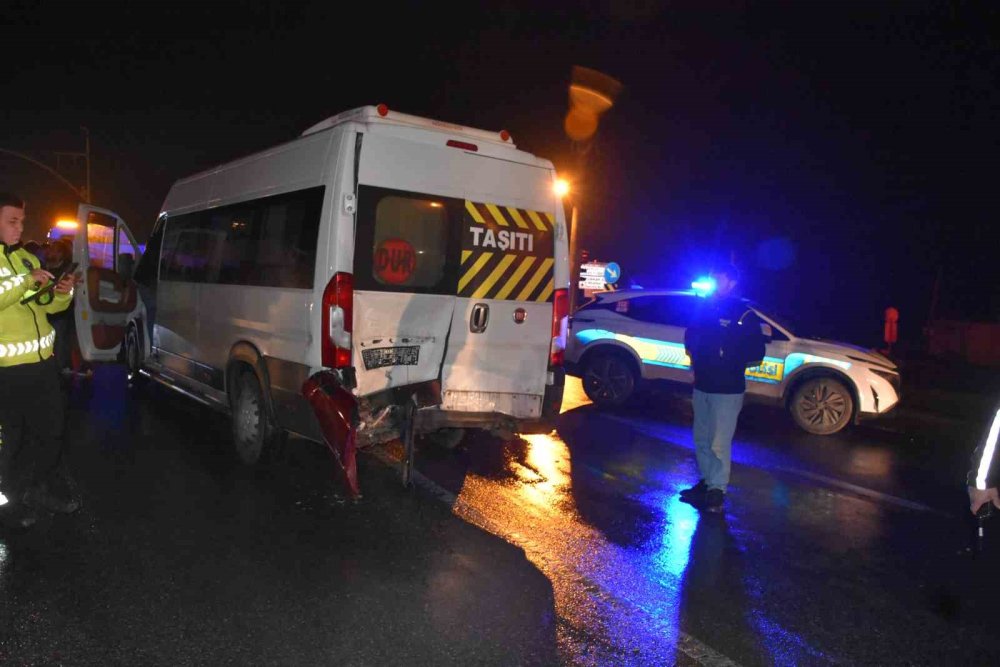 Servis Minibüsüyle Çarpışan Otomobil Sürücüsü Kaçtı