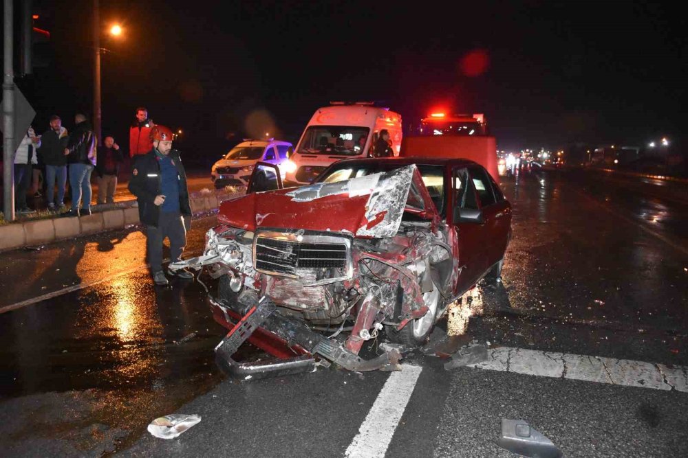 Servis Minibüsüyle Çarpışan Otomobil Sürücüsü Kaçtı