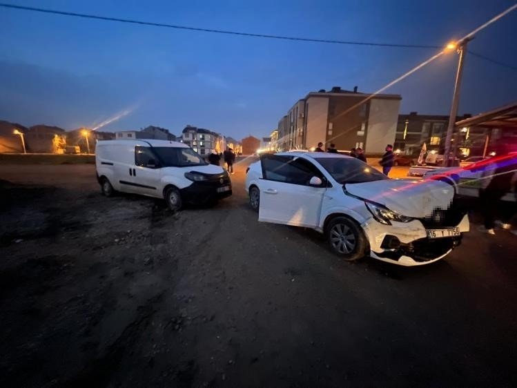 Araçlar Çarpıştı: 2 Yaralı