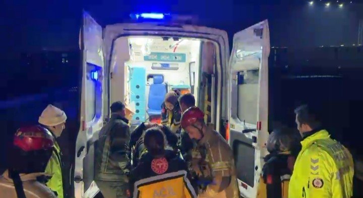 Bariyerlere Çarpan Araçta 2 Kişi Ağır Yaralandı