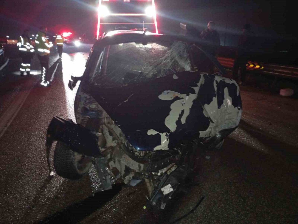 Bariyerlere Çarpan Araçta 2 Kişi Ağır Yaralandı