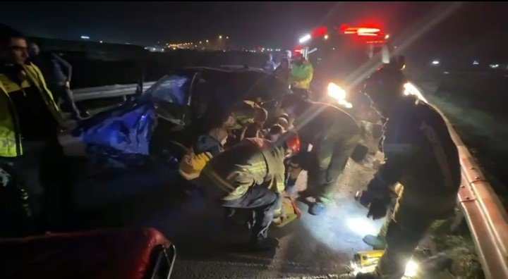 Bariyerlere Çarpan Araçta 2 Kişi Ağır Yaralandı